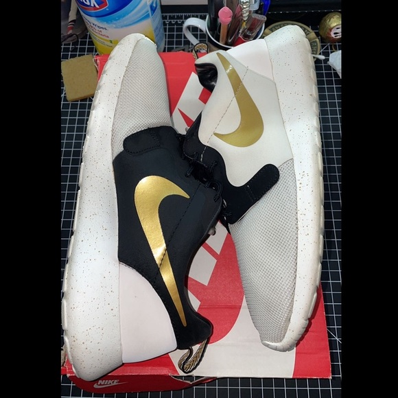 Nike Rosherun HYP PRM QS “Gold Trophy” sz10 - Picture 3 of 8